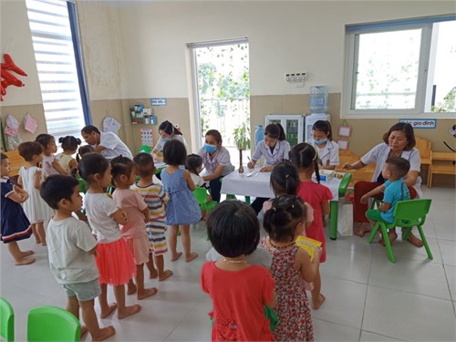 Trường mầm non Long Biên A tổ chức khám sức khỏe lần I cho học sinh trong toàn trường đầu năm học 2019 - 2020.